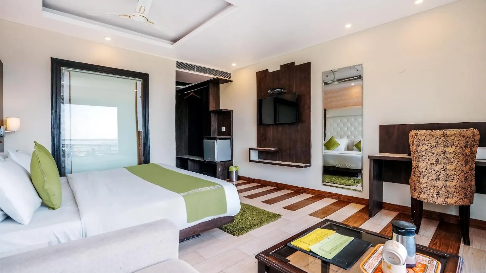 Hotel Himalayan Mountain And Valley View - Garden With Bonefire - Ample Parking - Luxury Balcony Rooms -By Aachman Stays!! Mashobra Shimla