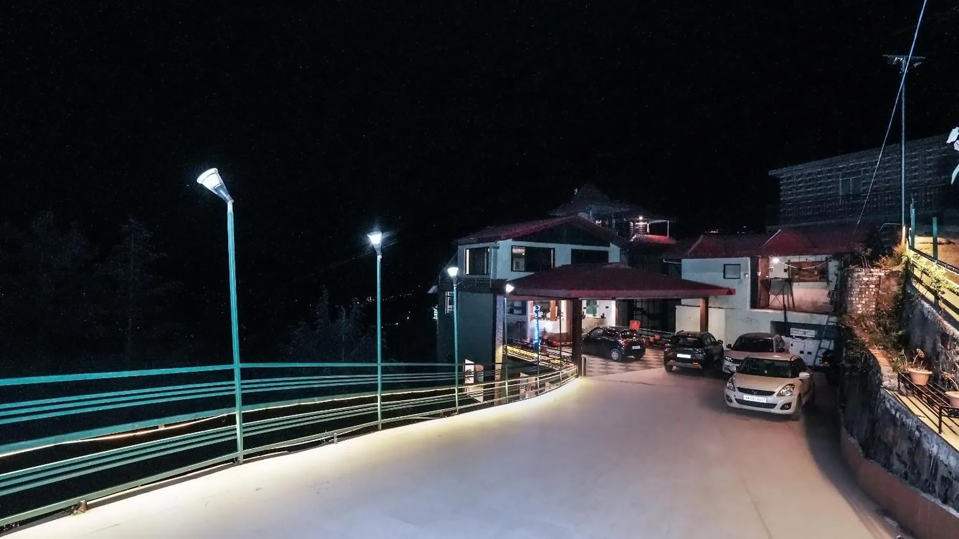 Hotel Himalayan Mountain And Valley View - Garden With Bonefire - Ample Parking - Luxury Balcony Rooms -By Aachman Stays!! Mashobra Shimla